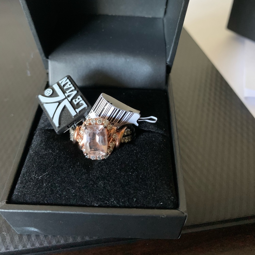 Le Vian size 7 morganite ring